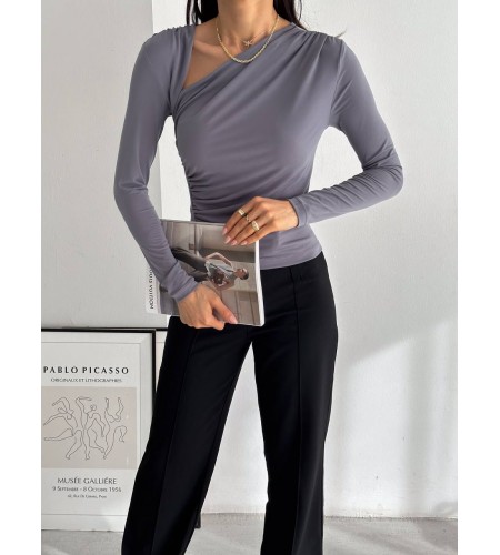 Önü V Dekolte Detaylı Gri Bluz